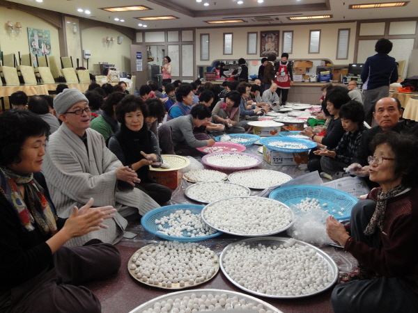  내일은 동지...한국불교대학 새알 빚기