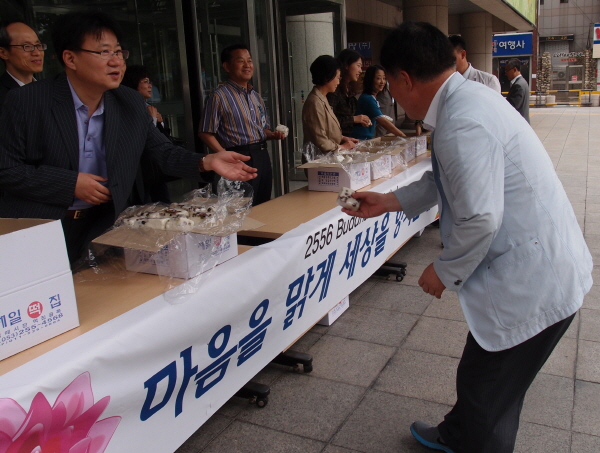 대구시청 불자회 “부처님 생신 떡 드세요”