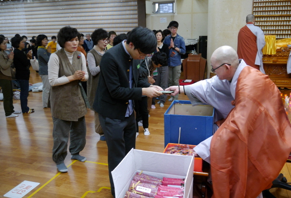 한국불교대학, 합격기원 엿 나눠줘